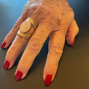 Size 8 Chico’s ring gold-tone hammered metal pink oval stone